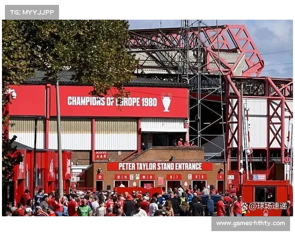 诺丁汉森林俱乐部向见义勇为身中七刀的球迷捐款一万英镑